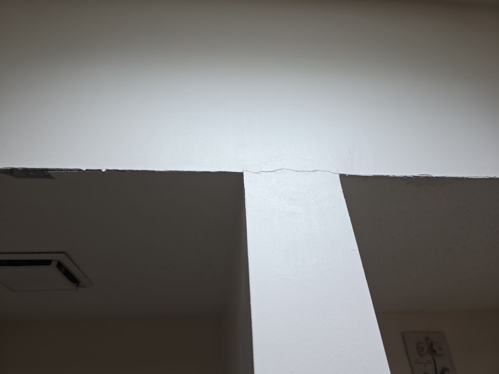 Underlying cause of ceiling gaps in Midwest homes