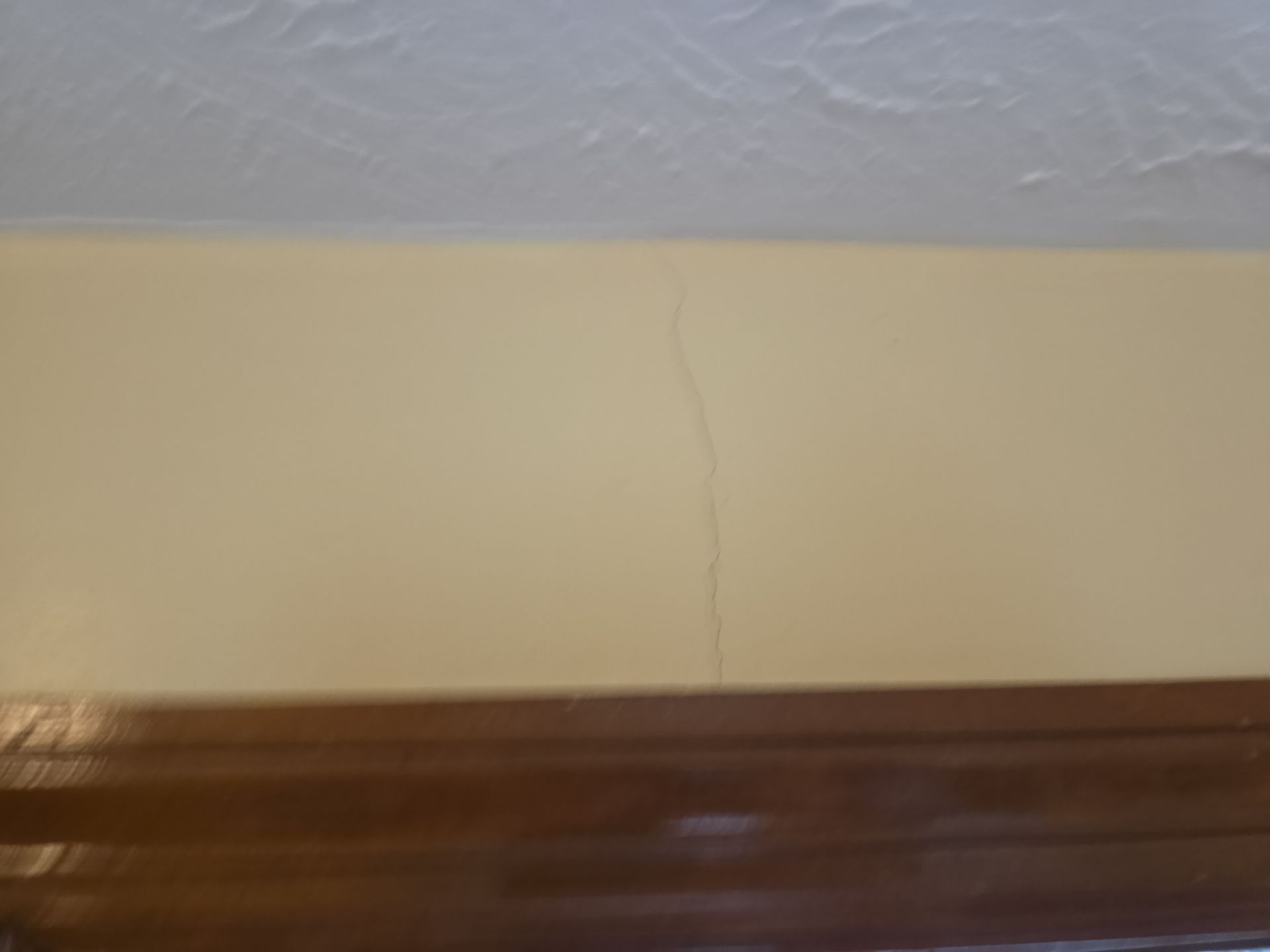 Early warning signs of ceiling gaps on a Midwest home