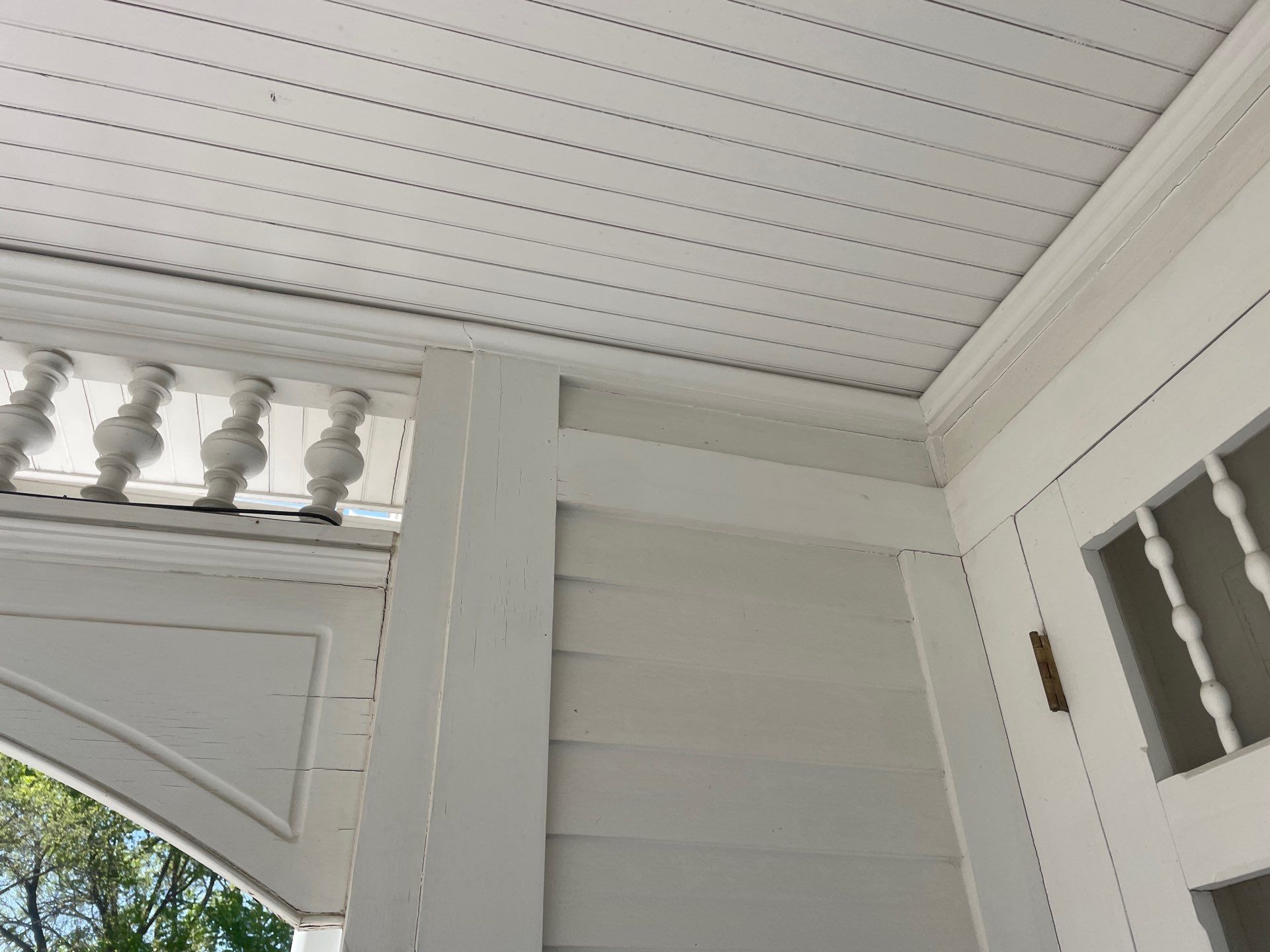 Early warning signs of cracks in door frames, ceilings, and corners on a Midwest home