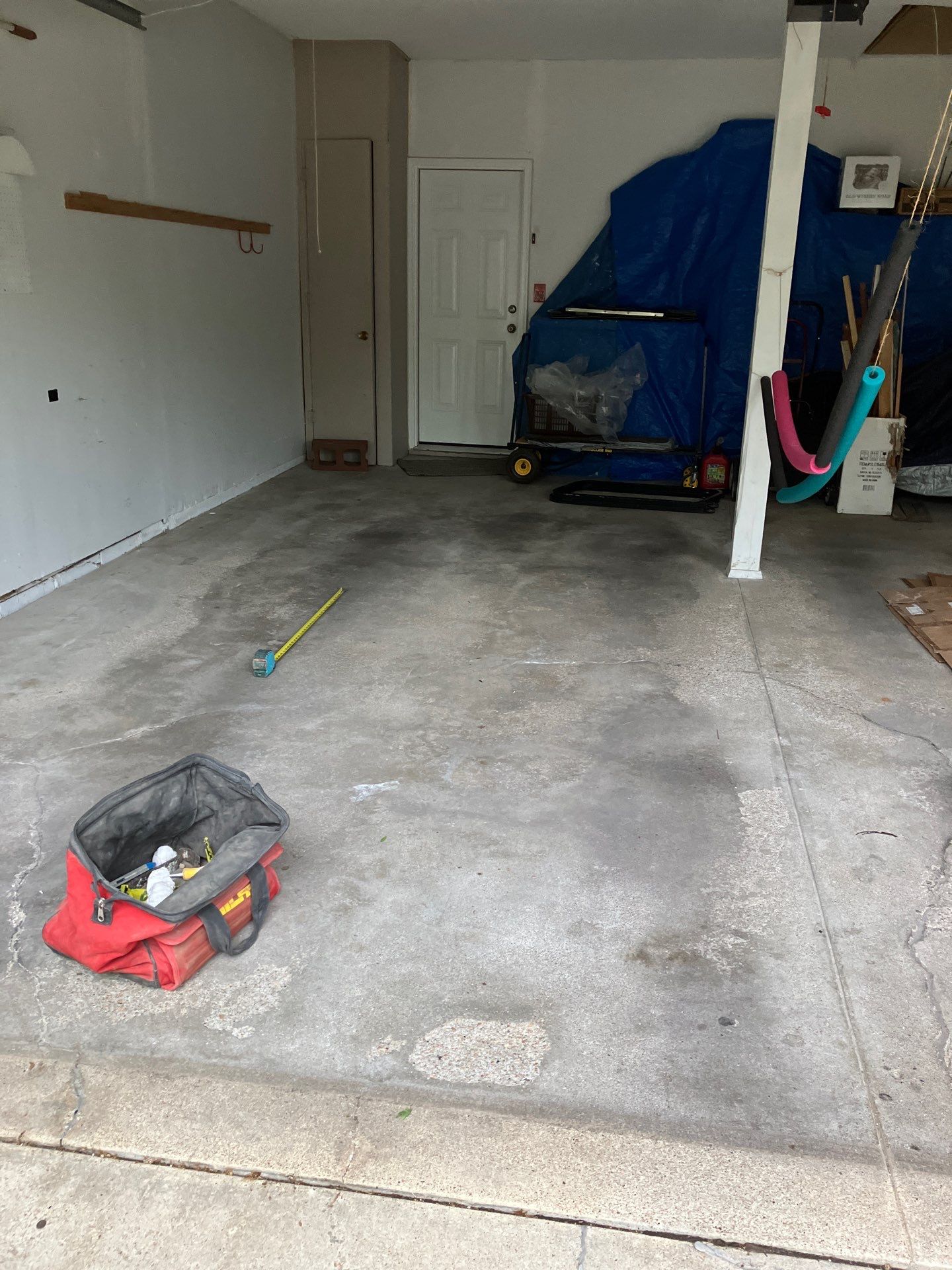 Early warning signs of cracked garage floor on a Midwest home