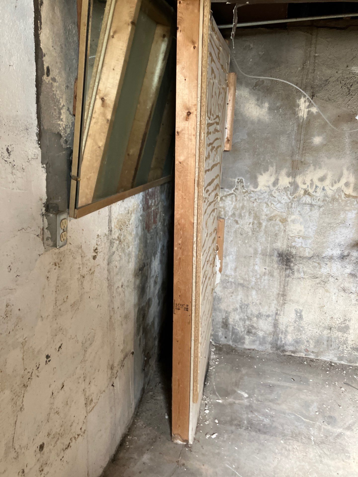 Underlying cause of crawl space mold in Midwest homes